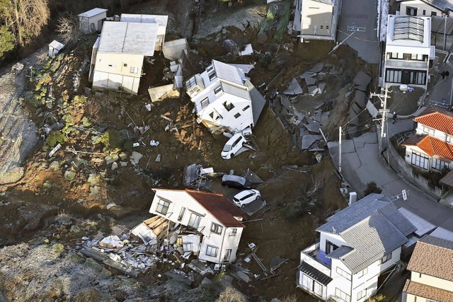 Foto udara kerusakan usai gempa di prefektur Ishikawa, Jepang, Selasa (2/1/2024). Foto: Kyodo/via REUTERS