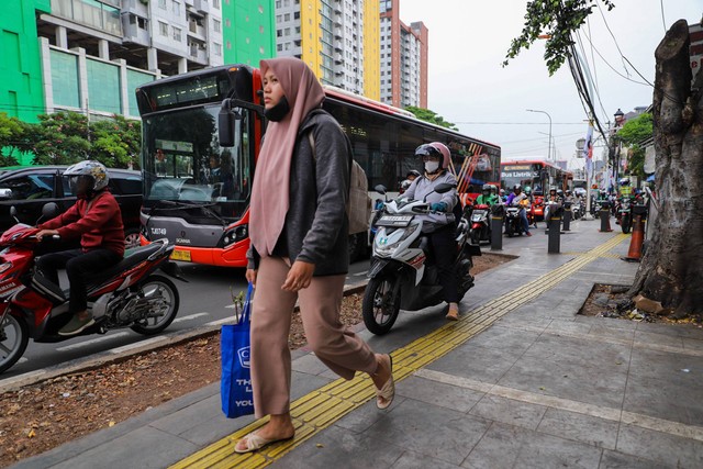 Kendaraan bermotor melintasi trotoar jalur pejalan kaki di kawasan Matraman, Jakarta, Selasa (2/1/2024). Foto: Iqbal Firdaus/kumparan