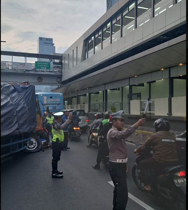 Truk Tabrak Pembatas Jalur Busway Di Jalan Gatsu, Lalu Lintas Macet ...