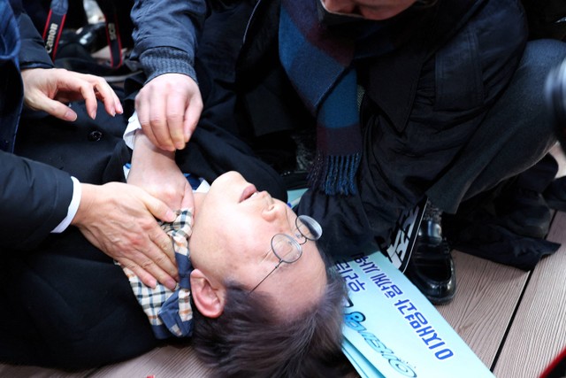 Pemimpin partai oposisi Korea Selatan Lee Jae-myung terjatuh setelah diserang oleh pria tak dikenal saat berkunjung ke Busan, Korea Selatan, 2 Januari 2024. Foto: Yonhap via REUTERS