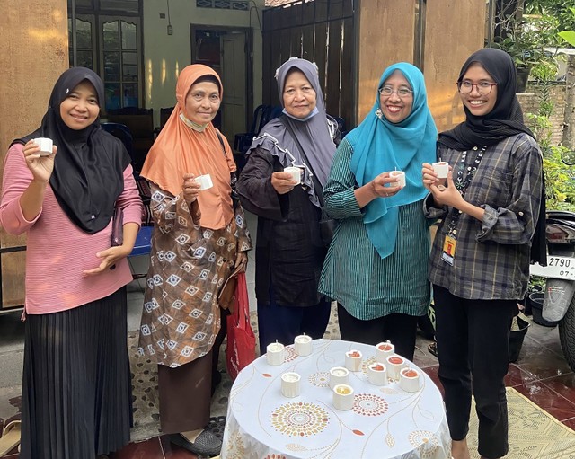Mahasiswa KKN Universitas Ahmad Dahlan (UAD) Periode 89 Unit II.D.3 adakan sosialisasi pembuatan lilin aroma terapi dari limbah minyak jelantah (Dok. Istimewa)
