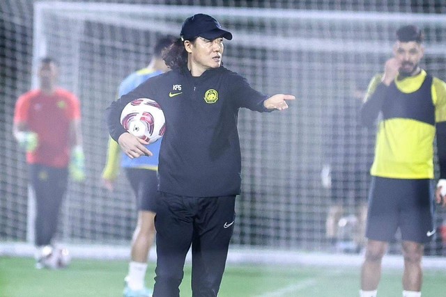 Kim Pan-gon dalam sesi latihan perdana Timnas Malaysia di Qatar jelang Piala Asia. Foto: Instagram/@famalaysia