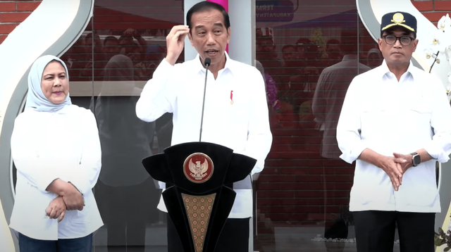 Ibu Iriana  mendampingi Presiden Jokowi meresmikan Terminal Purworejo, Mendolo, Purboyo dan Patria, Purworejo, Jateng, pada Senin,  2 Januari 2024. Hadir juga Menhub Budi Karya. Foto: Dok YouTube Setpres