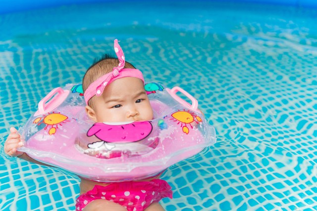 Ilustrasi bayi berenang pakai pelampung. Foto: kittirat roekburi/Shutterstock