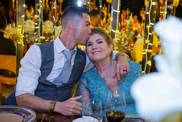 Cristiano Ronaldo dan ibunya, Maria Dolores Aveiro. Foto: Instagram/@doloresaveiroofficial