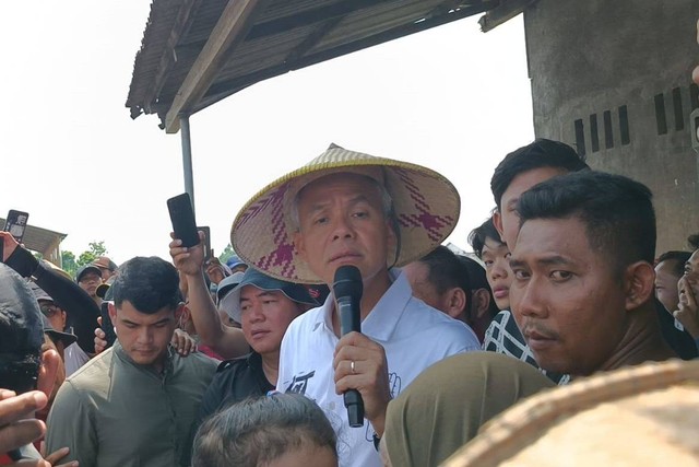 Capres nomor urut 03 Ganjar Pranowo meluncurkan Program Pemutihan Utang Petani di Selepan Wilalung, Demak, Jawa Tengah, Selasa (2/1/2024). Foto: Fadhil Pramudya/kumparan