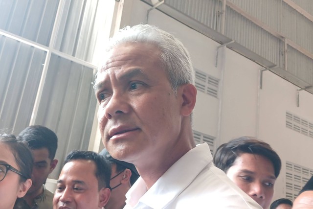 Capres nomor urut 03, Ganjar Pranowo saat ditemui wartawan usai mengunjungi pabrik mainan CV Jaya Setia Plastik, Kecamatan Karanganyar, Kabupaten Demak, Jawa Tengah, Selasa (2/1/2024). Foto: Fadhil Pramudya/kumparan