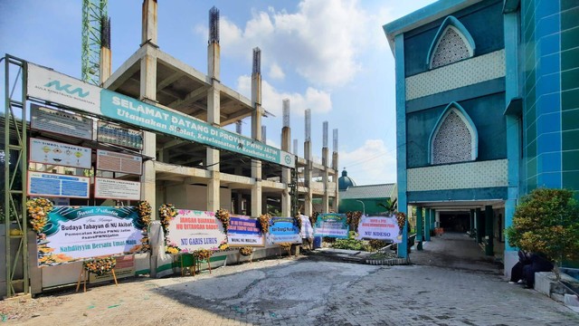 Sejumlah karangan bunga terpasang di sekitar kantor PWNU Jatim di Jalan Jalan Masjid Al-Akbar Timur No. 9 Gayungan, Surabaya. Foto: Dok. Istimewa