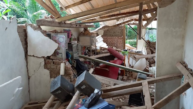 Rumah Apep di Sumedang hancur diguncang gempa. Dok: Ist.