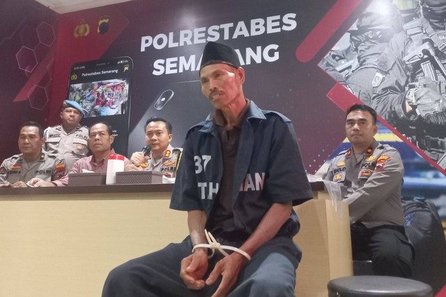 Ayah yang menganiaya anak kandungnya hingga tewas Sutikno Miji, saat dihadirkan dalam jumpa pers di Mapolretabes Semarang, Selasa (2/1/2024). Foto: Intan Alliva Khansa/kumparan