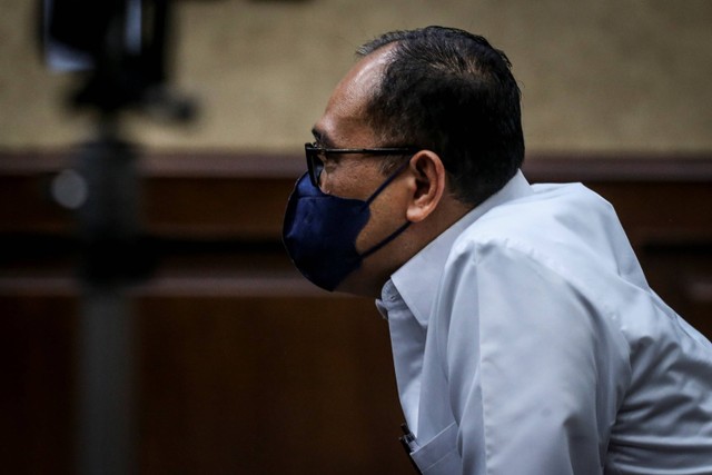 Terdakwa kasus dugaan penerimaan gratifikasi dan tindak pidana pencucian uang (TPPU) Rafael Alun Trisambodo menjalani sidang lanjutan di Pengadilan Tipikor, Jakarta, Selasa (2/1/2024). Foto: Rivan Awal Lingga/Antara Foto