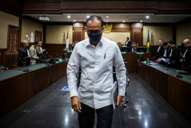 Terdakwa kasus dugaan penerimaan gratifikasi dan tindak pidana pencucian uang (TPPU) Rafael Alun Trisambodo meninggalkan ruangan usai menjalani sidang lanjutan di Pengadilan Tipikor, Jakarta, Selasa (2/1/2024). Foto: Rivan Awal Lingga/Antara Foto