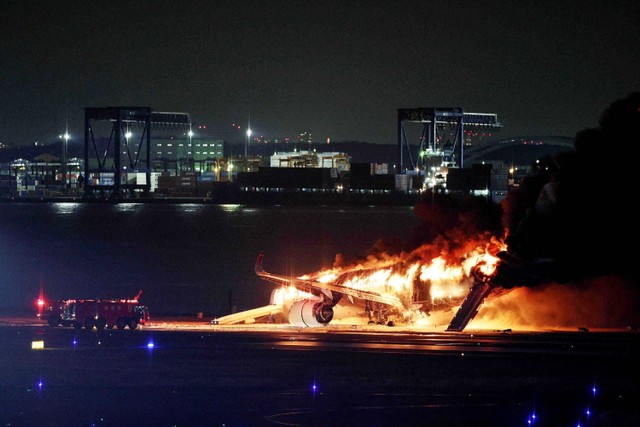 Pesawat Japan Airlines terbakar di landasan Bandara Haneda Tokyo pada Selasa (2/1/2024). Foto: JIJI PRESS / AFP