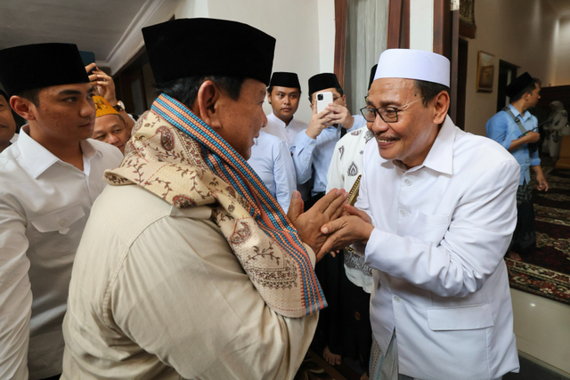 Capres nomor urut 2 Prabowo Subianto mengunjungi Pimpinan Pondok Pesantren Genggong, Mutawakil Alallah di Probolinggo, Jawa Timur, Selasa (2/1). Foto: Dok. Istimewa