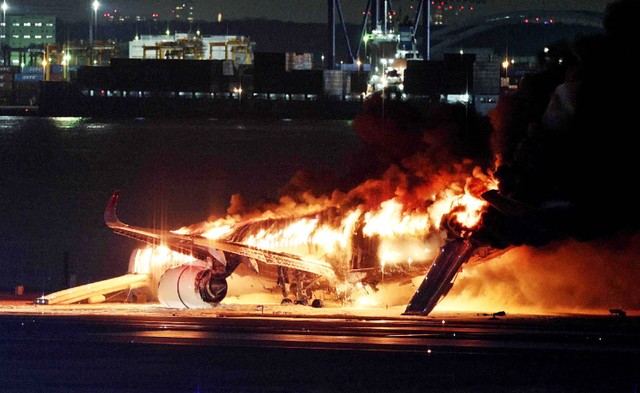 Pesawat Japan Airlines terbakar di landasan Bandara Haneda Tokyo pada Selasa (2/1/2024). Foto: JIJI PRESS / AFP
