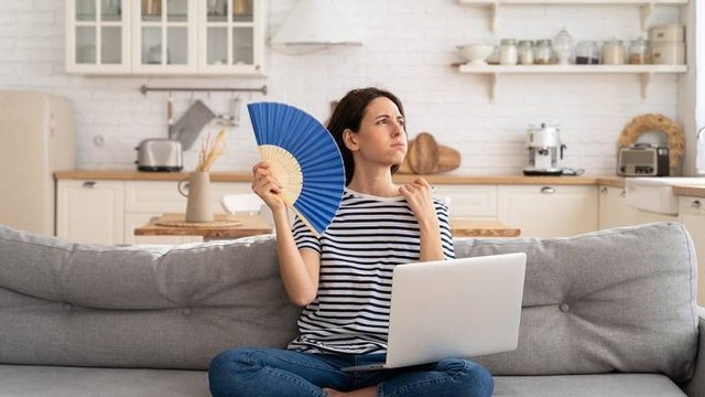 Ilustrasi seorang wanita sedang kegerahan. Foto: Pixabay