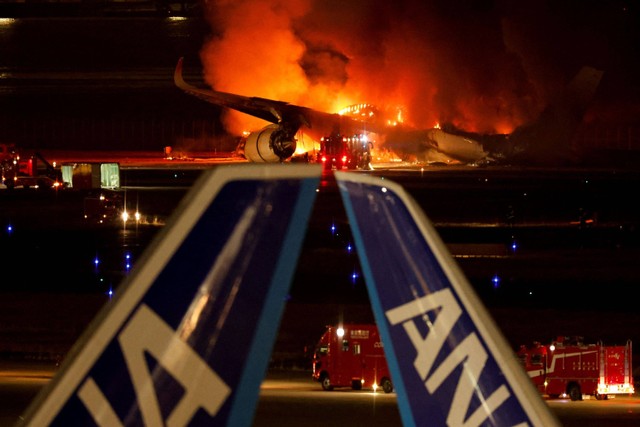 Pesawat A350 Japan Airlines terbakar di bandara internasional Haneda di Tokyo, Jepang, Selasa (2/1/2024). Foto: Issei Kato/Reuters