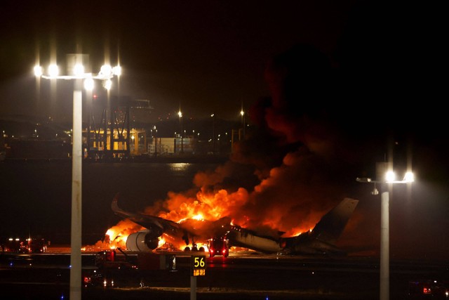 Pesawat A350 Japan Airlines terbakar di bandara internasional Haneda di Tokyo, Jepang, Selasa (2/1/2024). Foto: Issei Kato/Reuters