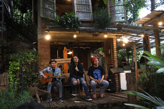 Kelompok musik Stinky saat mengisi acara di Rumah Goa kawasan Bintaro, Tangerang Selatan, Selasa, (2/1/2024). Foto: Agus Apriyanto