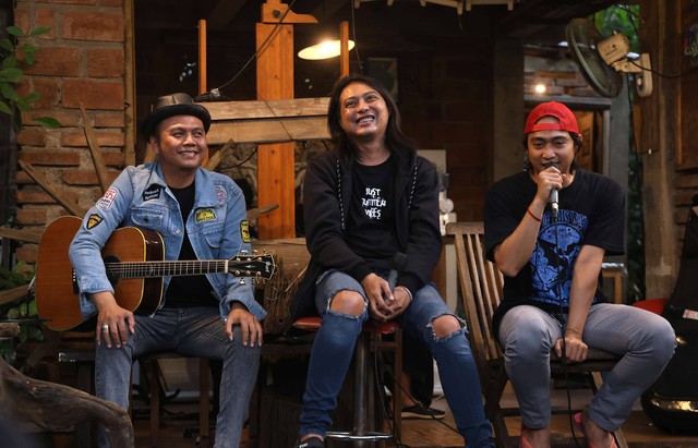 Kelompok musik Stinky saat mengisi acara di Rumah Goa kawasan Bintaro, Tangerang Selatan, Selasa, (2/1/2024). Foto: Agus Apriyanto
