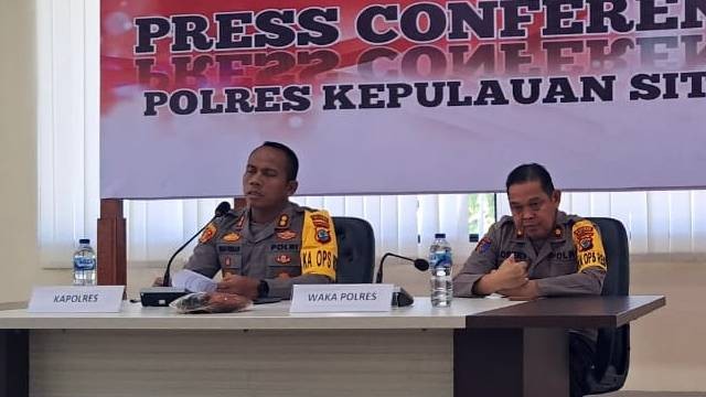 Kapolres Sitaro, AKBP Iwan Permadi dan Wakapolres saat mengadakan jumpa pers.