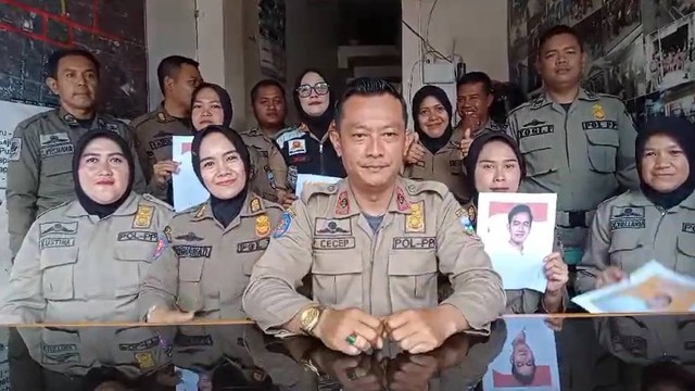 Belasan orang yang menggunakan seragam Satuan Polisi Pamong Praja (Satpol PP) Garut menyatakan dukungan secara tidak langsung terhadap Calon Wakil Presiden (Cawapres) Gibran Rakabuming Raka. Foto: Dok. Istimewa