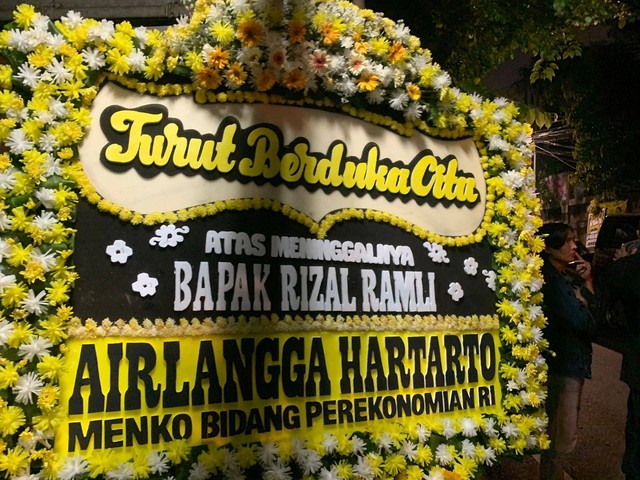 Sejumlah karangan bunga di rumah duka Rizal Ramli di Jalan Bangka, Jakarta pada Selasa (2/1/2023). Foto: Luthfi Humam/kumparan