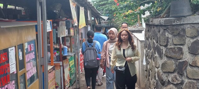 Suasana sekitar Gerbang Lama Unpad yang ramai pejalan kaki. Sumber: Dokumentasi Pribadi