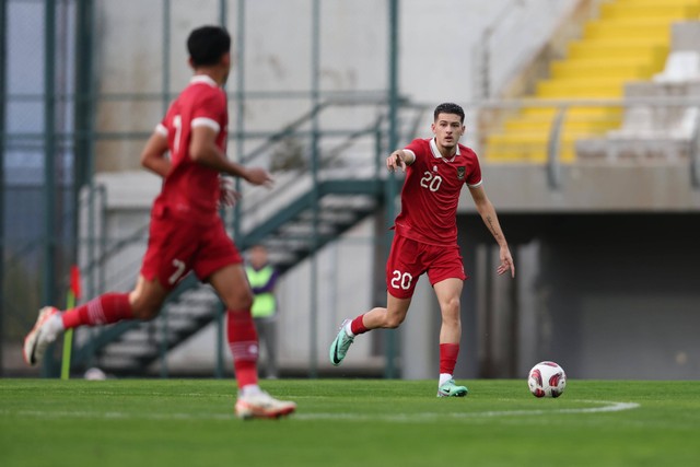 Marselino Ferdinan dan Justin Hubner saat pertandingan Indonesia vs Libya di Turki, Selasa (2/1/2024). Foto: PSSI