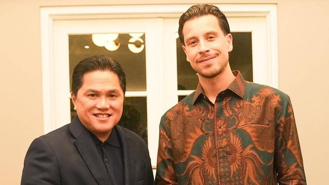 Erick Thohir Bertemu Thom Haye: Bismillah Segera Bela Merah Putih ...