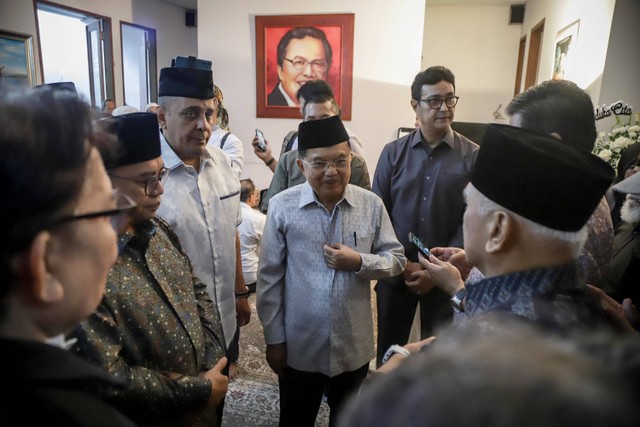 Mantan Wakil Presiden Republik Indonesia Jusuf Kalla di rumah duka eks Menko Maritim Rizal Ramli di Jalan Bangka IX, Mampang, Jakarta Selatan, Rabu (3/1/2023). Foto: Jamal Ramadhan/kumparan