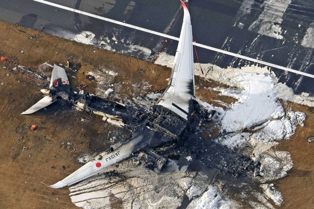 Kondisi Pesawat Airbus A350 Japan Airlines (JAL) yang terbakar setelah bertabrakan dengan pesawat Penjaga Pantai Jepang di Bandara Internasional Haneda di Tokyo, Jepang, Rabu (3/1/2024). Foto: Kyodo/via REUTERS