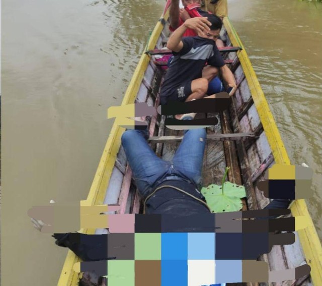 Jenazah kurir narkoba saat dievakuasi warga dari Sungai Rawas, Muratara. (ist)