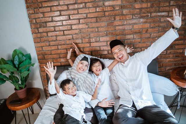 Ilustrasi ayah, ibu, dan anak. Foto: Odua Images/Shutterstock