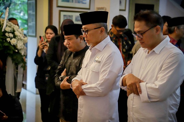 Mendag Zulkifli Hasan (Zulhas) saat menyalatkan jenazah eks Menko Maritim Rizal Ramli di rumah duka di Jalan Bangka IX, Mampang, Jakarta Selatan, Rabu (3/1/2023). Foto: Jamal Ramadhan/kumparan