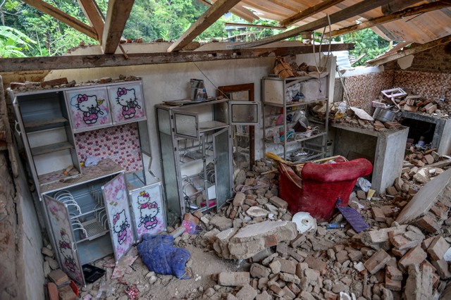 Kondisi rumah yang mengalami kerusakan akibat gempa di Cipameungpeuk, Kabupaten Sumedang, Jawa Barat, Rabu (3/1/2024). Foto: Raisan Al Farisi/Antara Foto