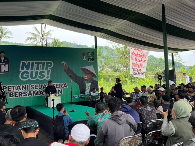 Cawapres 01 Muhaimin Iskandar (Cak Imin) saat berdialog dengan petani se Kabupaten Bandung, di Soreang, Jawa Barat, Rabu (3/1/2024). Foto: Haya Syahira/kumparan