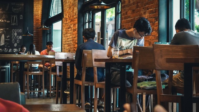 Cafe di Bandung Wetan, foto hanya ilustrasi, bukan tempat sebenarnya: Unsplash/Vanna Phon