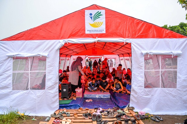 Warga berkumpul dalam tenda pengungsian di Babakan Hurip, Kabupaten Sumedang, Jawa Barat, Rabu (3/1/2024). Foto: Raisan Al Farisi/Anttara Foto