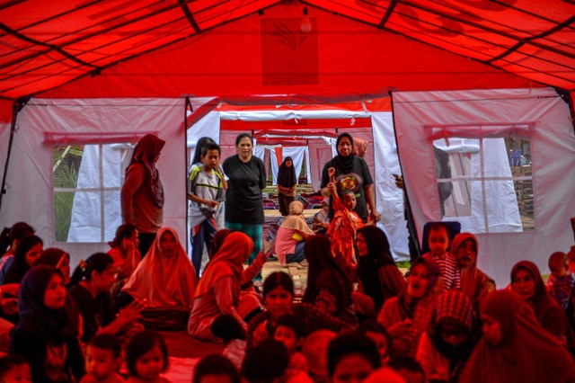 Warga berkumpul dalam tenda pengungsian di Babakan Hurip, Kabupaten Sumedang, Jawa Barat, Rabu (3/1/2024). Foto: Raisan Al Farisi/Anttara Foto