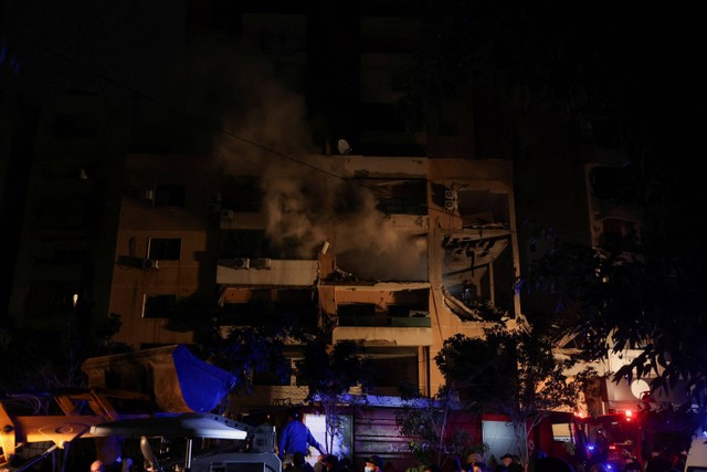 Asap mengepul dari bangunan yang rusak usai serangan drone Israel, di Beirut Dahiyeh, Lebanon, Selasa (2/1/2024). Foto: Mohamed Azakir/Reuters