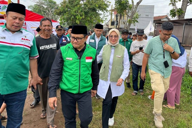 Cawapres 01 Muhaimin Iskandar mengunjungi tenda pengungsian korban gempa Sumedang di Babakan Hurip, Kabupaten Sumedang, Jawa Barat, Rabu (3/1/2024). Foto: Haya Syahira/kumparan