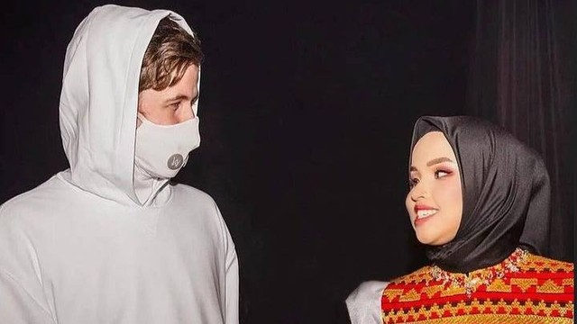 Putri Ariani dan Alan Walker. Foto: Instagram @arianinismaputri