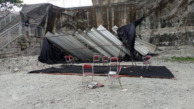 Angin kencang menyebabkan sejumlah tenda yang berada di kawasan wisata Tebing Breksi Sleman rusak. Foto: Pengelola Tebing Breksi