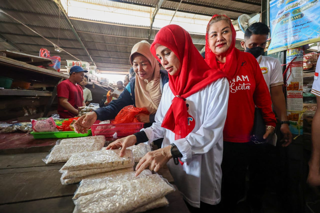 Istri capres nomor urut 3 Ganjar Pranowo, Siti Atikoh Supriyanti blusukan ke Pasar Boom Lama Semarang, Jawa Tengah, Selasa (2/1/2024). Foto: Dok. Istimewa