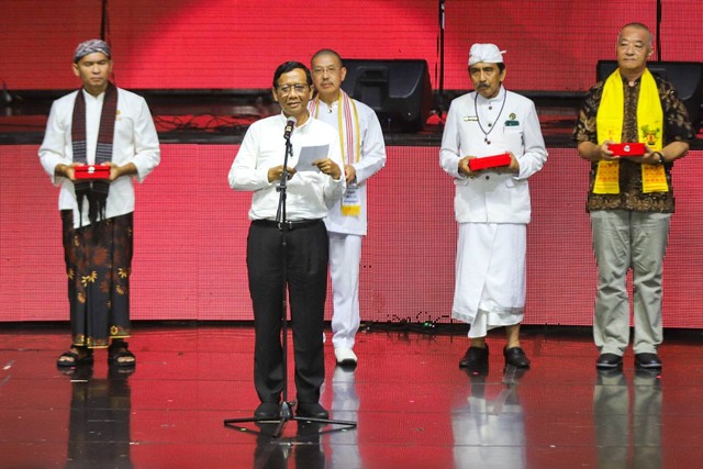 Pasangan Capres dan Cawapres 03 Ganjar Pranowo dan Mahfud MD menghadiri konser Lilin Putih di Balai Sarbini, Jakarta, Rabu (3/1/2024). Foto: Iqbal Firdaus/kumparan