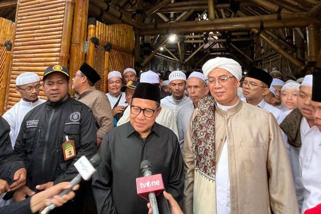 Cawapres 01 Muhaimin Iskandar atau Cak Imin sowan ke pimpinan Ponpes Asy-Syifaa Wal Mahmuudiyyah, Abuya KH Muhyiddin Abdul Qodir al Manafi, di Sumedang, Jawa Barat, Rabu (3/1/2024). Foto: Haya Syahira/kumparan