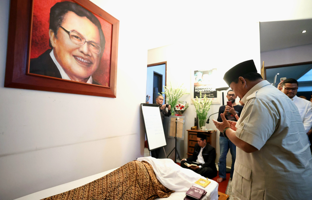 Menteri Pertahanan Prabowo Subianto melayat ke rumah duka Rizal Ramli di Jalan Bangka IX, Jakarta Selatan, Rabu (3/1/2024). Foto: Dok. Istimewa