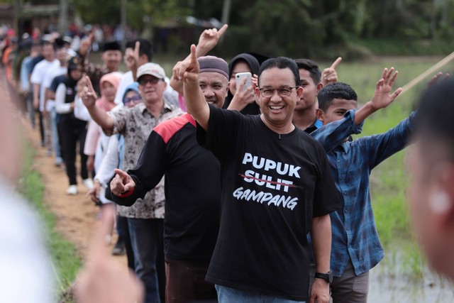 Anies Makan Bajamba bersama para petani Solok Padang Lindang, Rabu (3/1). Foto: Dok. Istimewa