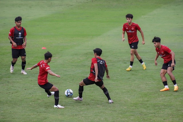 Timnas U-20 Indonesia melakukan pemusatan latihan tahap kedua di Lapangan A Senayan, Jakarta, Kamis (4/1/2024). Foto: Jamal Ramadhan/kumparan